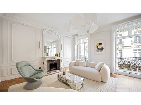 paris 8th district a renovated 3-bed apartment  paris  pa 75008 residence/apartment for sa