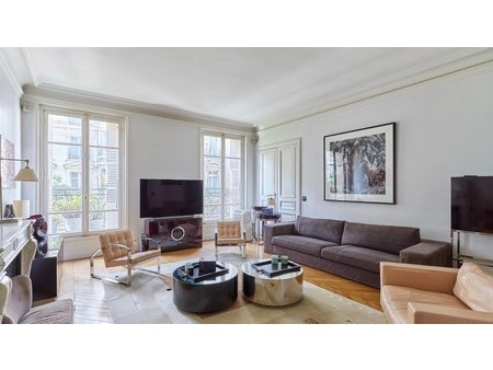 paris 8th district a spacious 3-bed apartment  paris  pa 75008 residence/apartment for sal