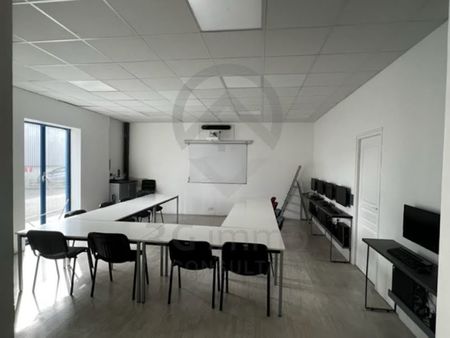 location locaux professionnels 6 pièces 200 m²