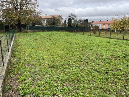 a vendre terrain constructible 477 m² à saint jean d'angely | capifrance