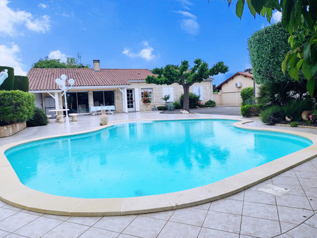 charmante villa de plain-pied avec magnifique piscine  dépendance et jardin a 2 mn de marm