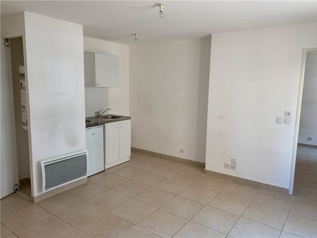 appartement type 2 de 38 m2 situé au 25 rue de friedland  près de castellane - baille -130