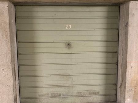 garage box fermé dans résidence sécurisée