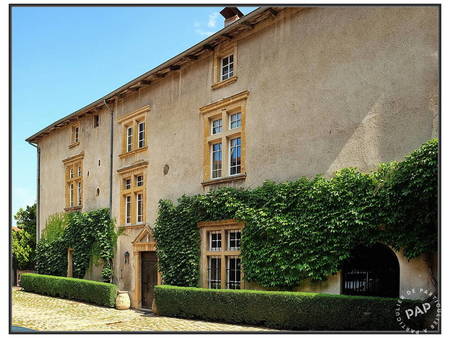 manoir du xviie dans le haut beaujolais vert. a 6 km de la base nautique du lac des sapins