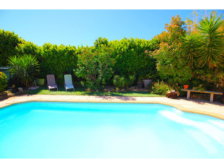 villa spacieuse dans un bon emplacement avec 6 chambres  jardins  garage et piscine.