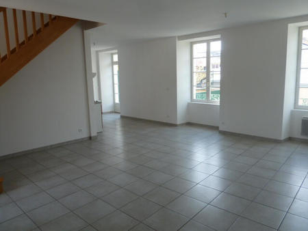 location appartement 3 pièces à château-gontier-sur-mayenne (53200) : à louer 3 pièces / 6