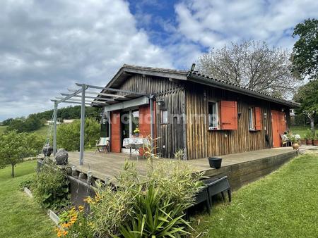 maison en bois sur un terrain de 2 052 m2 avec une superbe vue dans la vallée.