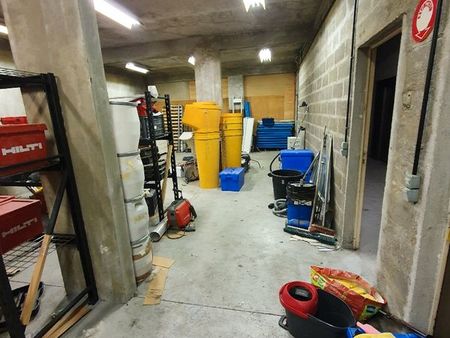 local de stockage de 84 m2 au sous-sol  en bail courte durée (6 mois) renouvelable selon b