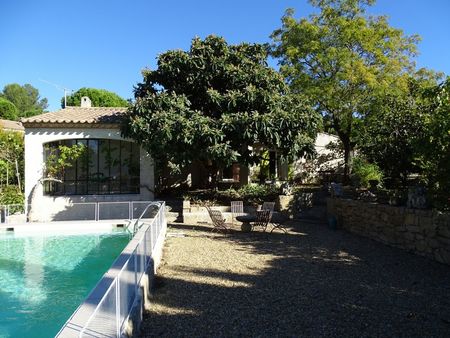 villa avec jardin et piscine  dans le quartier résidentiel de bonaval  sur la commune de b