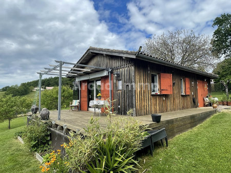 maison en bois sur un terrain de 2 052 m2 avec une superbe v