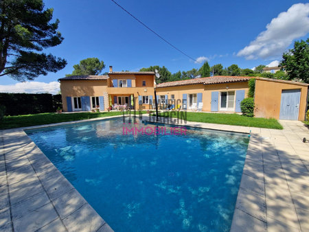 grande villa avec piscine en colline