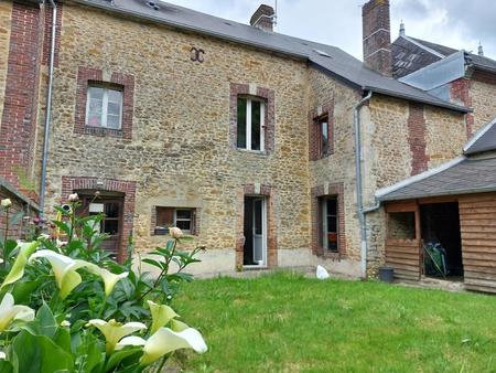 maison de bourg avec commerces et jardin