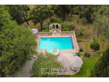 villa familiale avec piscine dans un environnement verdoyant