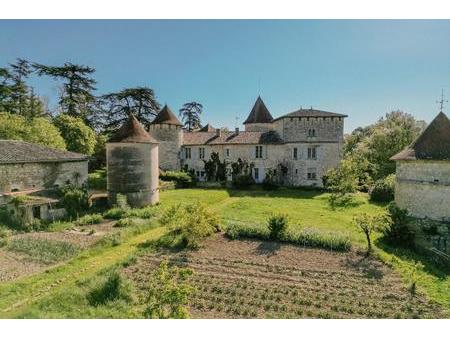 superbe château médiéval chargé d'histoire entouré de plus de 200 hectares