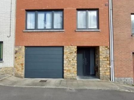 maison 4 chambres avec 2 salles de bain  garage et jardin.