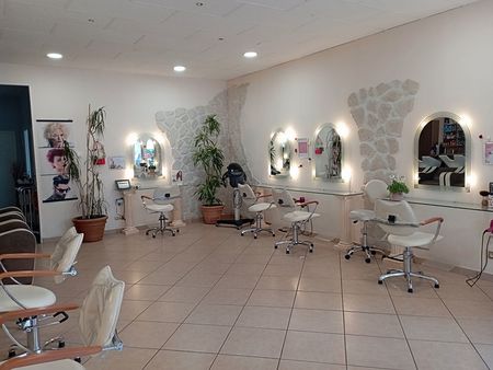 salon de coiffure 160 m² luisant
