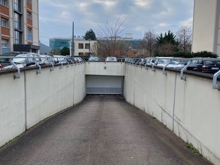 double place de parking souterrain à l’esplanade