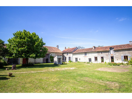 corps de ferme avec un potentiel de revenus provenant du verger truffier près de serigny