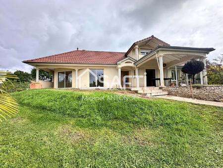 maison familiale avec terrain arboré et piscine