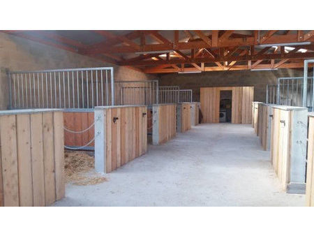 belle propriete equestre eyjeaux 12 boxs