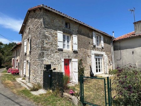 jolie maison de 3 chambres avec une cour