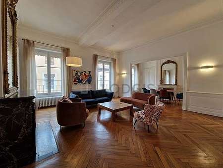 appartement 3 chambres meublé avec ascenseur et cheminée