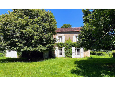 maison en pierres indépendante. 3 chambres. grange. garage. jardin arboré sans vis à vis. 