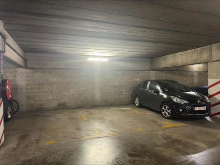 defacqz/ixelles : emplacement de parking couvert