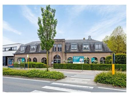 kantoorruimte met afzonderlijk appartement gelegen nabij expressweg te brugge.