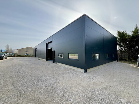 proche grignan  entrepot avec bureau de 420m2 sur 2090m2.