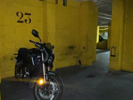 emplacement parking moto