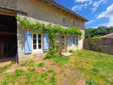 charmante maison en pierre à rénover. possibilité d'extension dans la grange attenante