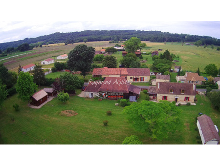 charmante maison en pierre du 19ème siècle avec de nombreuses dépendances.