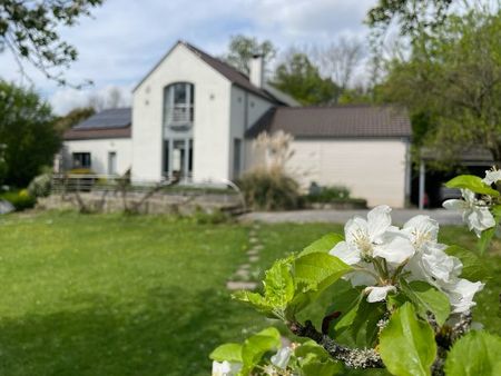 villa dans un superbe écrin verdoyant à l'abri des regards