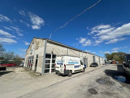 entrepôt de 200m² avec parking extérieur de 200m²