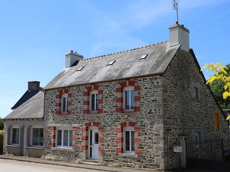 belle maison traditionnelle avec tres beau jardin