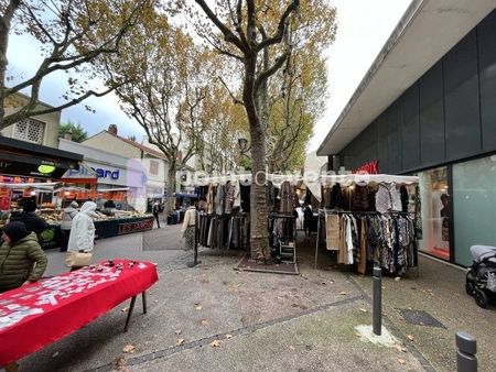 commerce habillement/textile 28 m²