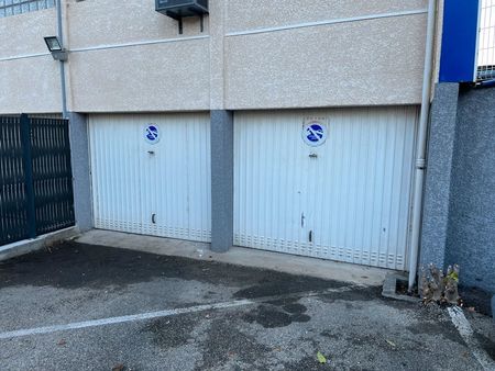 local dépôt bureaux commerces de 40m2 3 places de parking devant de 15m2 avec sabot meuble