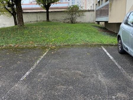 place parking extérieur