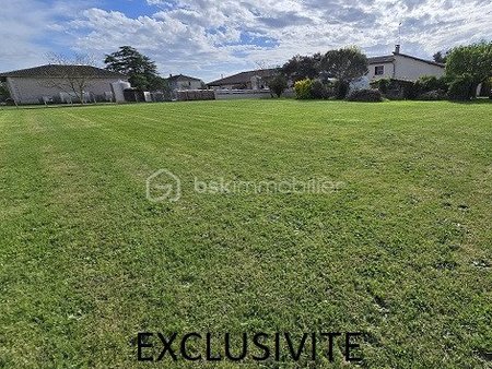 terrain de 1 070 m² à saint-medard-de-guizieres