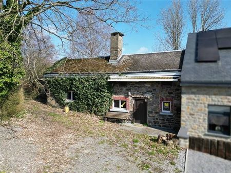 maison avec 4 chambres  piscine couverte  à vendre à stoumon