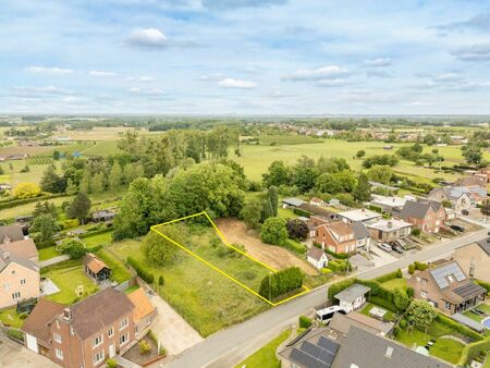 gunstig gelegen perceel bouwgrond voor halfopen bebouwing op 7a 58ca  vlakbij het centrum 