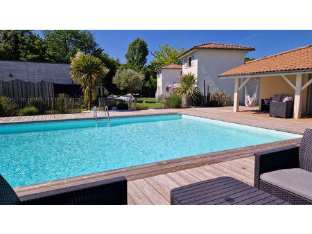villa avec jardin paysagé  gîte et chambre d'hôte  espace piscine très convivial  grande c