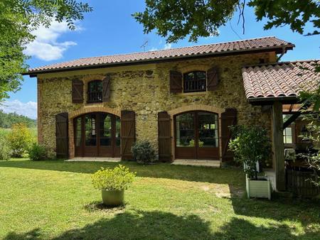 belle maison en pierre avec vue sur la campagne