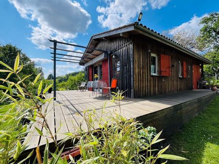 bien atypique de construction bois avec cette jolie maison située en campagne entourée de 