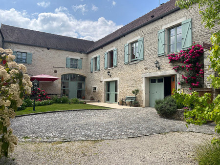 montbard 15min:propriété composée de deux maisons  12 pièces 4 chambres  terrain 1000m² en