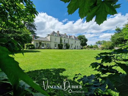 manoir du xvii siècle dans son parc boisé