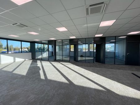 bureaux 301 m²