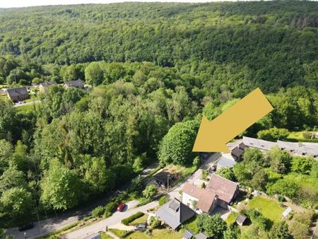 chalet à rénover dans un cadre boisé à rivière!