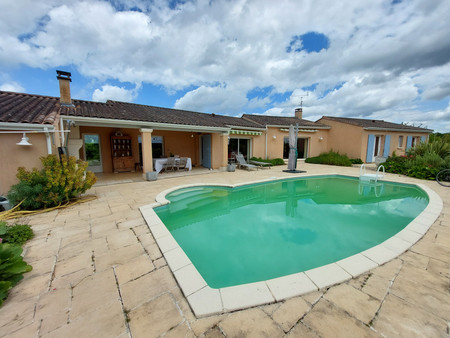 très jolie maison située dans un hameau proche de garat avec piscine et vue imprenable sur